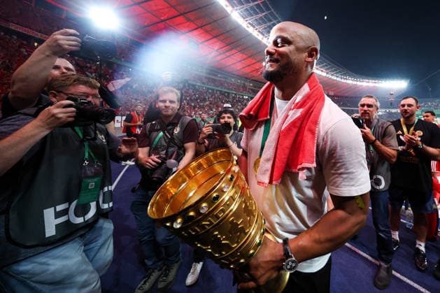 DFB Pokalfinale - FC Bayern München - VfB Stuttgart am 23.05.2026 im Olympiastadion in Berlin Trainer Vincent Kompany (Muenchen) jubelt nach dem Spiel mit der Trophäe.
