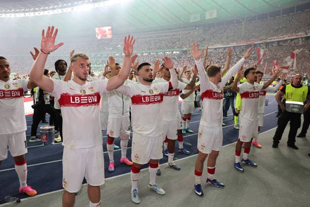 23.05.26 DFB-Pokal Finale 2026 FC Bayern München - VfB Stuttgart Deutschland, Berlin, 23.05.2026, Fussball, Saison 2025 2026, DFB-Pokal Finale 2026 Berlin, FC Bayern München - VfB Stuttgart: VfB Spieler in der fankurvge nach dem Finale.