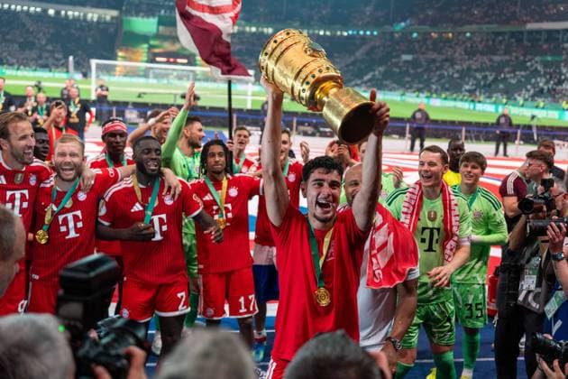 Aleksandar Pavlovic (FC Bayern Muenchen, 45) jubelt feiert mit dem Pokal den Sieg, GER, FC Bayern Muenchen vs. VfB Stuttgart, Fussball, Herren, DFB-Pokal, Finale, Spielzeit 2025 2026, 23.05.2026 DFL REGULATIONS PROHIBIT ANY USE OF PHOTOGRAPHS AS IMAGE SEQUENCES AND OR QUASI-VIDEO GER, FC Bayern Muenchen vs. VfB Stuttgart, Fussball, Herren, DFB-Pokal, Finale, Spielzeit 2025 2026, 23.05.2026 Berlin Copyright: xEibner-Pressefoto MaxxVincenx EP_MVN