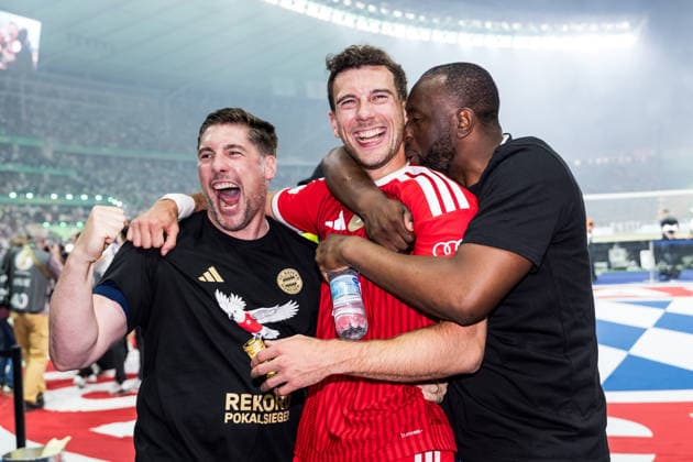 BERLIN, GERMANY - MAY 23: Players of FC Bayern Muenchen celebrate winning the DFB Pokal after the DFB Pokal Final match between FC Bayern Muenchen vs. VfB Stuttgart at Olympic Stadium on May 23, 2026 in Berlin, Germany. Leon Goretzka (FC Bayern Muenchen, 8) DFB REGULATIONS PROHIBIT ANY USE OF PHOTOGRAPHS AS IMAGE SEQUENCES AND OR QUASI-VIDEO. Berlin Germany Copyright: xSteffiexWunderlx