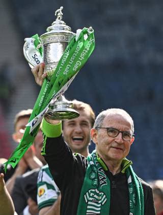 Celtic v Dunfermline Athletic Scottish Gas Men s Scottish Cup Manager Martin O™Neill of Celtic lifts the Scottish Gas Men s Scottish Cup Trophy during the Scottish Gas Men s Scottish Cup Final between Celtic and Dunfermline Athletic at Barclays Hampden, Glasgow 23 05 2026 UK Newspapers OUT Copyright: xJamiexJohnstonx FIL-23466-0379