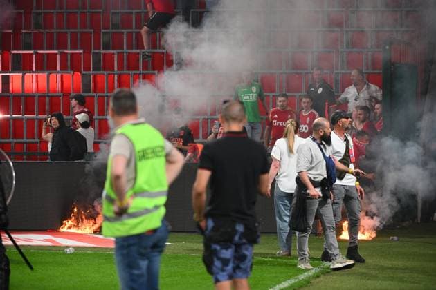 Standard de Liege v Sporting Charleroi - Jupiler Pro League Europe Play-Off LIEGE, BELGIUM - MAY 23 : Supporters and fans light on fireworks, bengal fire and pyrotechnic articles and throw projectiles onto the pitch during the Jupiler Pro League Europe Play-Off match between Standard de Liege and Sporting Charleroi on May 23, 2026 in Liege, Belgium, 23 05 2026 Liege Belgium  Copyright: xVincentxKalutx