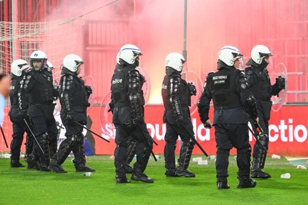 Standard de Liege v Sporting Charleroi - Jupiler Pro League Europe Play-Off LIEGE, BELGIUM - MAY 23 : Supporters and fans light on fireworks, bengal fire and pyrotechnic articles and throw projectiles onto the pitch during the Jupiler Pro League Europe Play-Off match between Standard de Liege and Sporting Charleroi on May 23, 2026 in Liege, Belgium, 23 05 2026 Liege Belgium  Copyright: xVincentxKalutx