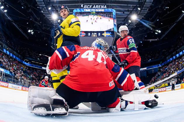 260523 Linus Karlsson of Sweden against goaltender Henrik Haukeland and Sander Hurrod of Norway during the 2026 IIHF Ice hockey, Eishockey World Championship, WM, Weltmeisterschaft match between Norway and Sweden on May 23, 2026 in Fribourg. Photo: Jesper Zerman BILDBYRAN kod JZ JZ0727 ishockey ice hockey ishockey-vm 2026 vm 2026 iihf world championship norge norway sverige sweden bbeng Copyright: JESPERxZERMAN BB260523JZ091
