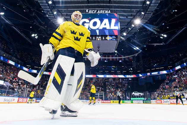 260523 goaltender Arvid Söderblom of Sweden looks dejected after conceding the 2-1 goal during the 2026 IIHF Ice hockey, Eishockey World Championship, WM, Weltmeisterschaft match between Norway and Sweden on May 23, 2026 in Fribourg. Photo: Jesper Zerman BILDBYRAN kod JZ JZ0727 ishockey ice hockey ishockey-vm 2026 vm 2026 iihf world championship norge norway sverige sweden bbeng depp Copyright: JESPERxZERMAN BB260523JZ092