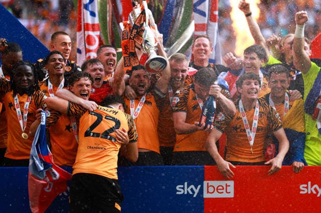 LONDON, ENGLAND - MAY 23: Hull City lift the EFL Championship Play-off Trophy during the Sky Bet Championship Play-Off Final between Hull City and Middlesbrough at Wembley Stadium on May 23, 2026 in London, England.  Copyright: xMBxMediax