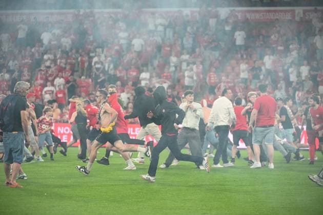 Standard de Liege v Sporting Charleroi - Jupiler Pro League Europe Play-Off LIEGE, BELGIUM - MAY 23 : Supporters and fans light on fireworks, bengal fire and pyrotechnic articles and throw projectiles onto the pitch during the Jupiler Pro League Europe Play-Off match between Standard de Liege and Sporting Charleroi on May 23, 2026 in Liege, Belgium, 23 05 2026 Liege Belgium  Copyright: xVincentxKalutx