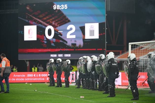 Standard de Liege v Sporting Charleroi - Jupiler Pro League Europe Play-Off LIEGE, BELGIUM - MAY 23 : Supporters and fans light on fireworks, bengal fire and pyrotechnic articles and throw projectiles onto the pitch during the Jupiler Pro League Europe Play-Off match between Standard de Liege and Sporting Charleroi on May 23, 2026 in Liege, Belgium, 23 05 2026 Liege Belgium  Copyright: xVincentxKalutx