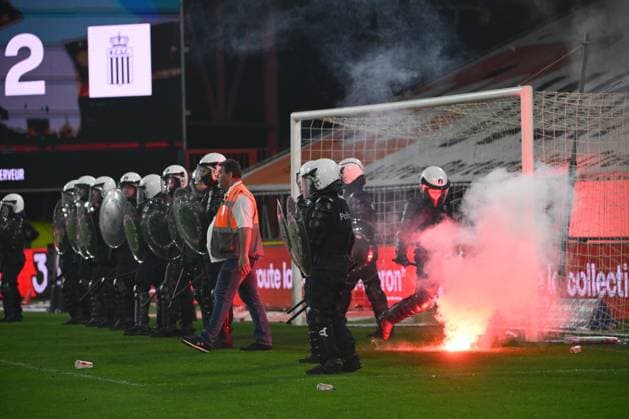 Standard de Liege v Sporting Charleroi - Jupiler Pro League Europe Play-Off LIEGE, BELGIUM - MAY 23 : Supporters and fans light on fireworks, bengal fire and pyrotechnic articles and throw projectiles onto the pitch during the Jupiler Pro League Europe Play-Off match between Standard de Liege and Sporting Charleroi on May 23, 2026 in Liege, Belgium, 23 05 2026 Liege Belgium  Copyright: xVincentxKalutx