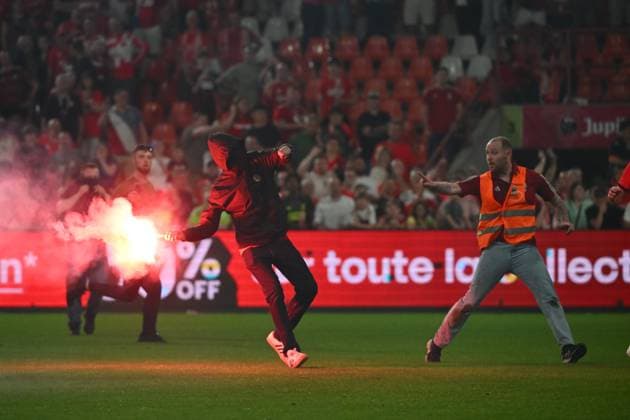Standard de Liege v Sporting Charleroi - Jupiler Pro League Europe Play-Off LIEGE, BELGIUM - MAY 23 : Supporters and fans light on fireworks, bengal fire and pyrotechnic articles and throw projectiles onto the pitch during the Jupiler Pro League Europe Play-Off match between Standard de Liege and Sporting Charleroi on May 23, 2026 in Liege, Belgium, 23 05 2026 Liege Belgium  Copyright: xVincentxKalutx