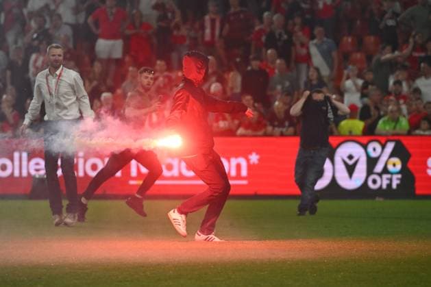 Standard de Liege v Sporting Charleroi - Jupiler Pro League Europe Play-Off LIEGE, BELGIUM - MAY 23 : Supporters and fans light on fireworks, bengal fire and pyrotechnic articles and throw projectiles onto the pitch during the Jupiler Pro League Europe Play-Off match between Standard de Liege and Sporting Charleroi on May 23, 2026 in Liege, Belgium, 23 05 2026 Liege Belgium  Copyright: xVincentxKalutx