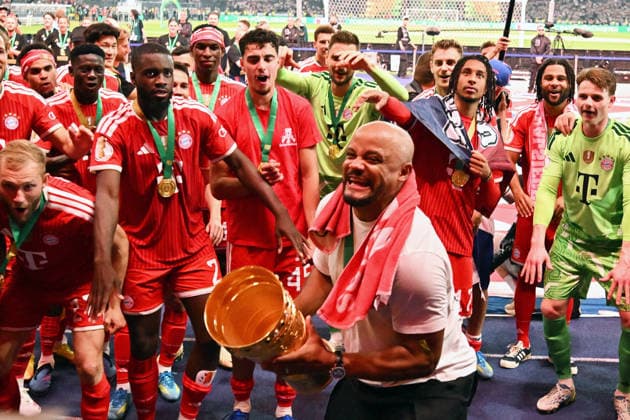 23.05.2026, xsltx, Fussball DFB Pokal Finale, FC Bayern München - VfB Stuttgart v.l. Jubel, Freude über den Pokalsieg Trainer head coach Vincent Kompany (FC Bayern Muenchen) (DFL DFB REGULATIONS PROHIBIT ANY USE OF PHOTOGRAPHS as IMAGE SEQUENCES and or QUASI-VIDEO) Berlin