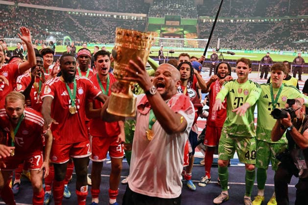 23.05.2026, xsltx, Fussball DFB Pokal Finale, FC Bayern München - VfB Stuttgart v.l. Jubel, Freude über den Pokalsieg Trainer head coach Vincent Kompany (FC Bayern Muenchen) (DFL DFB REGULATIONS PROHIBIT ANY USE OF PHOTOGRAPHS as IMAGE SEQUENCES and or QUASI-VIDEO) Berlin