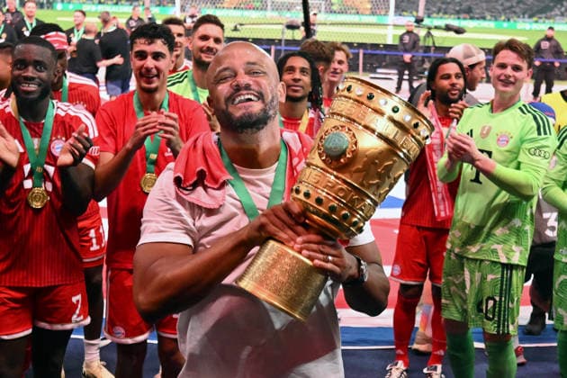 23.05.2026, xsltx, Fussball DFB Pokal Finale, FC Bayern München - VfB Stuttgart v.l. Jubel, Freude über den Pokalsieg Trainer head coach Vincent Kompany (FC Bayern Muenchen) (DFL DFB REGULATIONS PROHIBIT ANY USE OF PHOTOGRAPHS as IMAGE SEQUENCES and or QUASI-VIDEO) Berlin