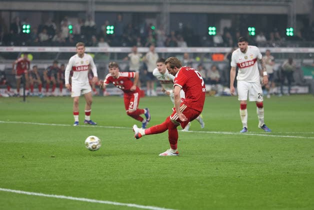 Fussball, Herren, DFB-Pokal Finale, Saison 2025 2026, FC Bayern München - VFB Stuttgart, Olympiastadion Berlin Harry Kane (FC Bayern München) mit dem 3:0 per Elfmeter, Tor, Strafstoss DFB, DFL regulations prohibit any use of photographs as image sequences and or quasi-video