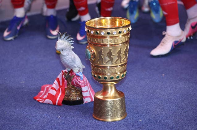 Fussball, Herren, DFB-Pokal Finale, Saison 2025 2026, FC Bayern München - VFB Stuttgart, Olympiastadion Berlin Hier der Kakadu mit dem Pokal am Boden stehend DFB, DFL regulations prohibit any use of photographs as image sequences and or quasi-video