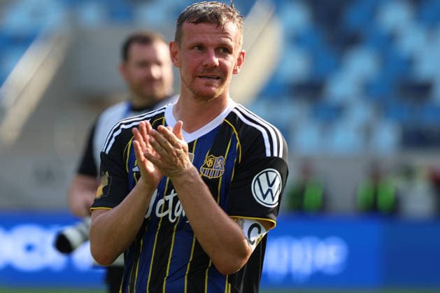 23.05.2026, xrekx, Fussball Landespokal Saarland Finale, 1.FC Saarbrücken - FC 08 Homburg v.l. Manuel Zeitz (1.FC Saarbruecken) bedankt bedanken sich bei den Fans, the player thanks the fans for their support (DFL DFB REGULATIONS PROHIBIT ANY USE OF PHOTOGRAPHS as IMAGE SEQUENCES and or QUASI-VIDEO) Saarbrücken
