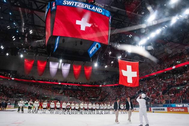 ZURICH, ZURICH - MAY 23: Switzerland players listen to the national anthem while Hungary players stand in the foreground and the Switzerland flag is raised following the 2026 IIHF World Championship, WM, Weltmeisterschaft Preliminary Round Group A match between Switzerland and Hungary at Swiss Life Arena on May 23, 2026 in Zurich, Zurich, Switzerland.  Copyright: xLivioxBaeriswylx xSPPx Sportspressphoto_152971