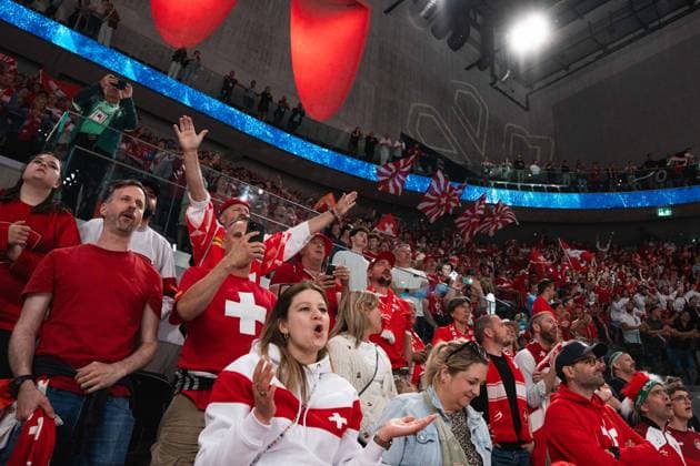 ZURICH, ZURICH - MAY 23: Switzerland national team, Nationalteam stars celebrate with fans following the game as W’Nuss vo Bümpliz is played during the 2026 IIHF World Championship, WM, Weltmeisterschaft Preliminary Round Group A match between Switzerland and Hungary at Swiss Life Arena on May 23, 2026 in Zurich, Zurich, Switzerland.  Copyright: xLivioxBaeriswylx xSPPx Sportspressphoto_152973