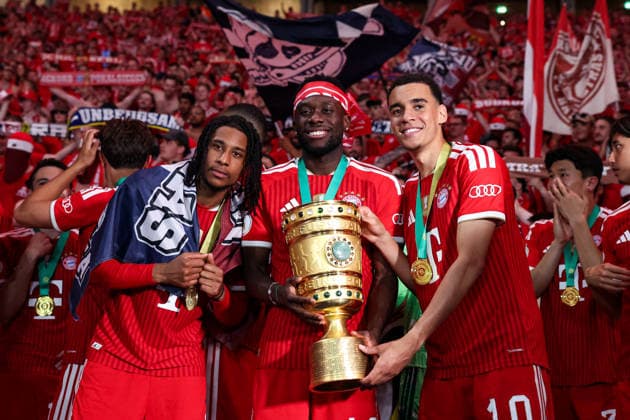 DFB Pokalfinale - FC Bayern München - VfB Stuttgart am 23.05.2026 im Olympiastadion in Berlin Michael Olise (Muenchen 17), Alphonso Davies (Muenchen 19) und Jamal Musiala (Muenchen 10) possen mit der Trophäe zusammen für ein Foto
