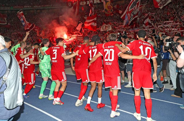 Fussball, Herren, DFB-Pokal Finale, Saison 2025 2026, FC Bayern München - VFB Stuttgart, Olympiastadion Berlin Die Mannschaft des FC Bayern München feiert den Gewinn des DFB-Pokal hier nach dem Spiel, im Bild das Team beim Feiern vor der Fankurve bei den Fans DFB, DFL regulations prohibit any use of photographs as image sequences and or quasi-video
