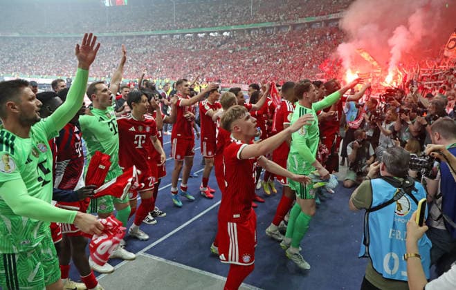 Fussball, Herren, DFB-Pokal Finale, Saison 2025 2026, FC Bayern München - VFB Stuttgart, Olympiastadion Berlin Die Mannschaft des FC Bayern München feiert den Gewinn des DFB-Pokal hier nach dem Spiel, im Bild die Mannschaft beim Feiern vor der Fankurve bei den Fans DFB, DFL regulations prohibit any use of photographs as image sequences and or quasi-video