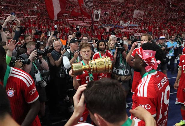 Fussball, Herren, DFB-Pokal Finale, Saison 2025 2026, FC Bayern München - VFB Stuttgart, Olympiastadion Berlin Die Mannschaft des FC Bayern München feiert den Gewinn des DFB-Pokal hier nach dem Spiel, im Bild Joshua Kimmich (FC Bayern München) mit dem Pokal und der Mannschaft DFB, DFL regulations prohibit any use of photographs as image sequences and or quasi-video