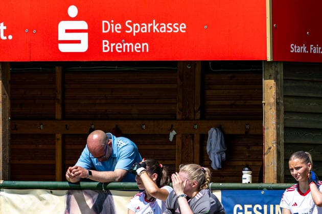 BHC 1. Damen - Club Raffelberg - Feldhockey, 2. Playdown Spiel, 1. Bundesliga, Frauen Bremen, Deutschland, 23.05.26: BHC 1. Damen - Club Raffelberg im Bremer Hockey-Club e.V. am 23.05.2026 in Bremen, Deutschland. (Foto von Axel Kaste) Zum Ende des ersten Viertel lief es nicht so wie der Chef Trainer des BHC es sich vorgestellt hat, Cheftrainer BHC Florian Keller Bremen Bremer Hockey-Club e.V. Freie Hansestadt Bremen Deutschland