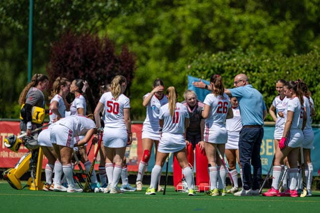 BHC 1. Damen - Club Raffelberg - Feldhockey, 2. Playdown Spiel, 1. Bundesliga, Frauen Bremen, Deutschland, 23.05.26: BHC 1. Damen - Club Raffelberg im Bremer Hockey-Club e.V. am 23.05.2026 in Bremen, Deutschland. (Foto von Axel Kaste) Teambesprechung 1. Viertel Chef Trainer BHC Florian Keller macht eine Ansage Bremen Bremer Hockey-Club e.V. Freie Hansestadt Bremen Deutschland