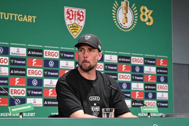 23.05.2026, xsltx, Fussball DFB Pokal Finale, FC Bayern München - VfB Stuttgart v.l. Trainer Sebastian Hoeness Hoeneß (VfB Stuttgart) auf der Pressekonferenz (DFL DFB REGULATIONS PROHIBIT ANY USE OF PHOTOGRAPHS as IMAGE SEQUENCES and or QUASI-VIDEO) Berlin
