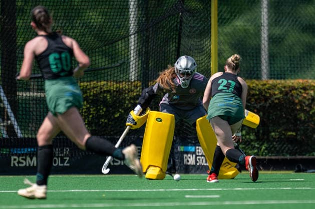 BHC 1. Damen - Club Raffelberg - Feldhockey, 2. Playdown Spiel, 1. Bundesliga, Frauen Bremen, Deutschland, 23.05.26: BHC 1. Damen - Club Raffelberg im Bremer Hockey-Club e.V. am 23.05.2026 in Bremen, Deutschland. (Foto von Axel Kaste) TW Franziska Hagen BHC hält im Zweikampf mit Patricia Strunk, CR Bremen Bremer Hockey-Club e.V. Freie Hansestadt Bremen Deutschland