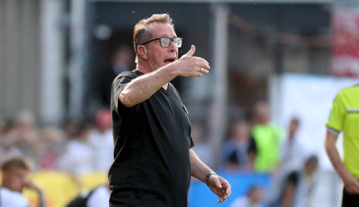 23.05.2026, xfsx, Herren, Fussball, Saison 2025 2026, BFV Verbandspokal, Finale: FC Wuerzburger Kickers - TSV 1860 Muenchen v.li.: Trainer Markus Kauczinski (TSV 1860 Muenchen) gibt Anweisungen, gestikuliert, mit den Armen gestikulieren, gives instructions, gesticulate, Einzelbild Wuerzburg AKON ARENA Bayern Deutschland