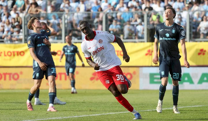 23.05.2026, xfsx, Herren, Fussball, Saison 2025 2026, BFV Verbandspokal, Finale: FC Wuerzburger Kickers - TSV 1860 Muenchen v.li.: Xaver Kiefersauer (TSV 1860 Muenchen), Tarsis Bonga (FC Wuerzburger Kickers) mit Torjubel, celebrate the goal, goal celebration, Jubel ueber das Tor zum 1:1, Samuel Althaus (TSV 1860 Muenchen) enttaeuscht schauend, Enttaeuschung, disappointed Wuerzburg AKON ARENA Bayern Deutschland
