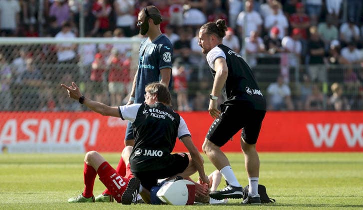 23.05.2026, xfsx, Herren, Fussball, Saison 2025 2026, BFV Verbandspokal, Finale: FC Wuerzburger Kickers - TSV 1860 Muenchen v.li.: Luke Hemmerich (FC Wuerzburger Kickers) verletzt, Verletzung, injured, sporting injury Wuerzburg AKON ARENA Bayern Deutschland