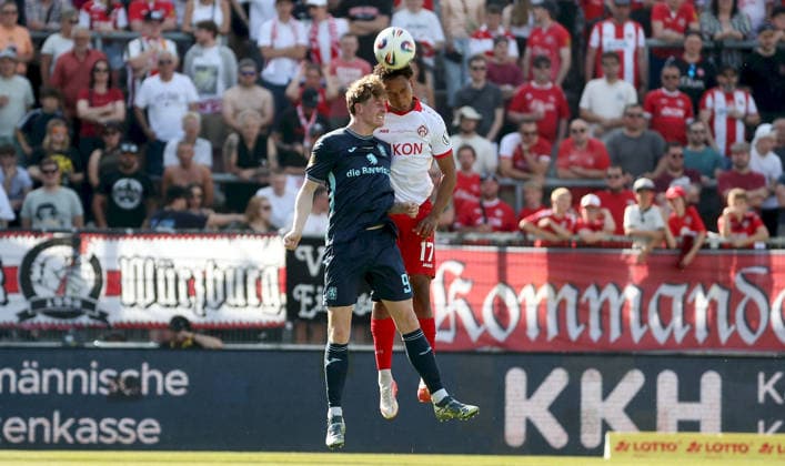 23.05.2026, xfsx, Herren, Fussball, Saison 2025 2026, BFV Verbandspokal, Finale: FC Wuerzburger Kickers - TSV 1860 Muenchen v.li.: Justin Steinkoetter (TSV 1860 Muenchen), Liam Omore (FC Wuerzburger Kickers) Wuerzburg AKON ARENA Bayern Deutschland