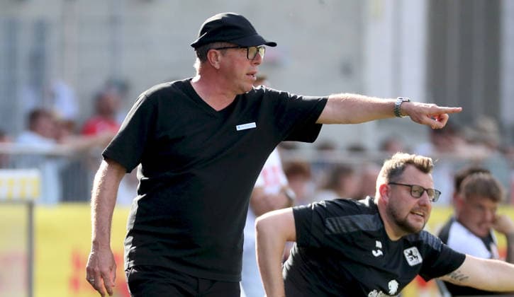 23.05.2026, xfsx, Herren, Fussball, Saison 2025 2026, BFV Verbandspokal, Finale: FC Wuerzburger Kickers - TSV 1860 Muenchen v.li.: Trainer Markus Kauczinski (TSV 1860 Muenchen) gibt Anweisungen, gestikuliert, mit den Armen gestikulieren, gives instructions, gesticulate, Einzelbild Wuerzburg AKON ARENA Bayern Deutschland