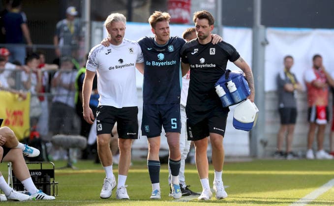 23.05.2026, xfsx, Herren, Fussball, Saison 2025 2026, BFV Verbandspokal, Finale: FC Wuerzburger Kickers - TSV 1860 Muenchen v.li.: Thore Jacobsen (TSV 1860 Muenchen) verletzt, Verletzung, injured, sporting injury Wuerzburg AKON ARENA Bayern Deutschland
