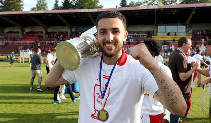 23.05.2026, xfsx, Herren, Fussball, Saison 2025 2026, BFV Verbandspokal, Finale: FC Wuerzburger Kickers - TSV 1860 Muenchen v.li.: Dion Berisha (FC Wuerzburger Kickers) mit dem Toto-Pokal, Einzelbild Wuerzburg AKON ARENA Bayern Deutschland