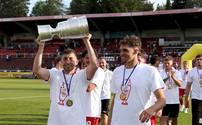 23.05.2026, xfsx, Herren, Fussball, Saison 2025 2026, BFV Verbandspokal, Finale: FC Wuerzburger Kickers - TSV 1860 Muenchen v.li.: Dominik Meisel (FC Wuerzburger Kickers) mit dem Toto-Pokal, Marius Uhl (FC Wuerzburger Kickers) Wuerzburg AKON ARENA Bayern Deutschland