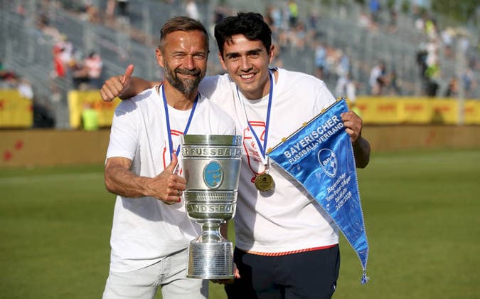 23.05.2026, xfsx, Herren, Fussball, Saison 2025 2026, BFV Verbandspokal, Finale: FC Wuerzburger Kickers - TSV 1860 Muenchen v.li.: Trainer Michael Schiele (FC Wuerzburger Kickers), Eroll Zejnullahu (FC Wuerzburger Kickers) mit dem Toto-Pokal Wuerzburg AKON ARENA Bayern Deutschland