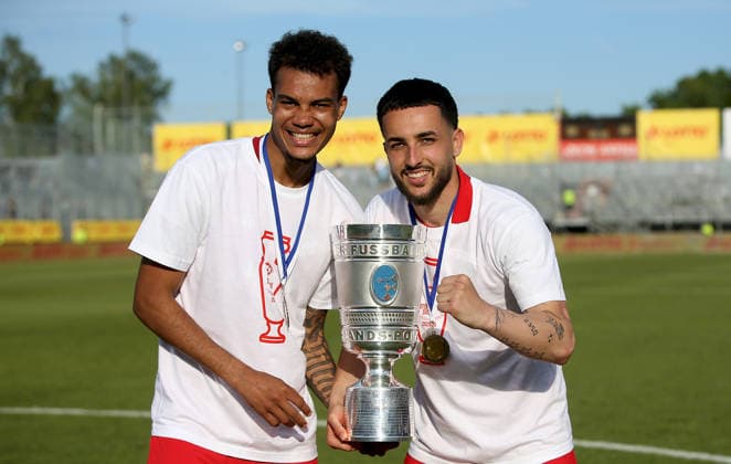 23.05.2026, xfsx, Herren, Fussball, Saison 2025 2026, BFV Verbandspokal, Finale: FC Wuerzburger Kickers - TSV 1860 Muenchen v.li.: Jermain Nischalke (FC Wuerzburger Kickers), Dion Berisha (FC Wuerzburger Kickers) mit dem Toto-Pokal Wuerzburg AKON ARENA Bayern Deutschland