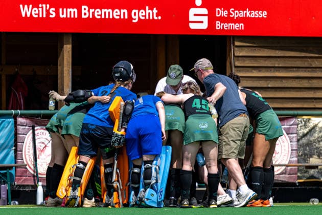 BHC 1. Damen - Club Raffelberg - Feldhockey, 2. Playdown Spiel, 1. Bundesliga, Frauen Bremen, Deutschland, 23.05.26: BHC 1. Damen - Club Raffelberg im Bremer Hockey-Club e.V. am 23.05.2026 in Bremen, Deutschland. (Foto von Axel Kaste) Ansprache und Kreis Club Raffelberg Bremen Bremer Hockey-Club e.V. Freie Hansestadt Bremen Deutschland