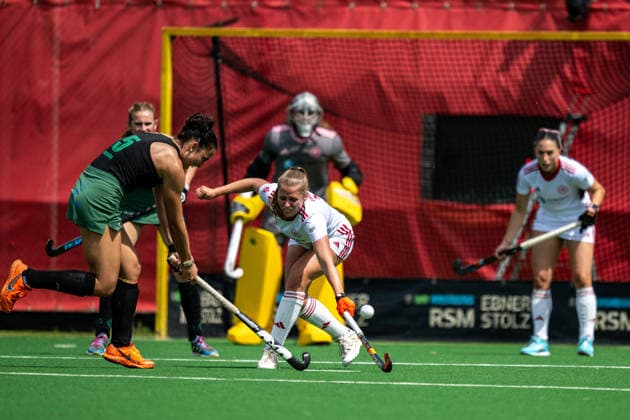 BHC 1. Damen - Club Raffelberg - Feldhockey, 2. Playdown Spiel, 1. Bundesliga, Frauen Bremen, Deutschland, 23.05.26: BHC 1. Damen - Club Raffelberg im Bremer Hockey-Club e.V. am 23.05.2026 in Bremen, Deutschland. (Foto von Axel Kaste) Paula Valdivia CR im Zweikampf mit Lena Frerichs, BHC Bremen Bremer Hockey-Club e.V. Freie Hansestadt Bremen Deutschland