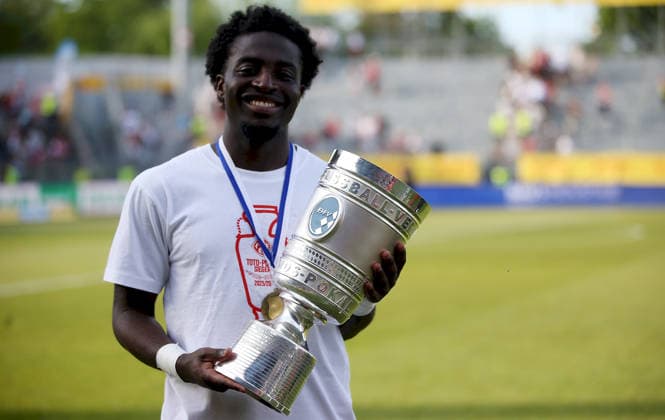 23.05.2026, xfsx, Herren, Fussball, Saison 2025 2026, BFV Verbandspokal, Finale: FC Wuerzburger Kickers - TSV 1860 Muenchen v.li.: Eliot Muteba (FC Wuerzburger Kickers) mit dem Toto-Pokal, Einzelbild Wuerzburg AKON ARENA Bayern Deutschland