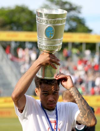 23.05.2026, xfsx, Herren, Fussball, Saison 2025 2026, BFV Verbandspokal, Finale: FC Wuerzburger Kickers - TSV 1860 Muenchen v.li.: Jermain Nischalke (FC Wuerzburger Kickers) mit dem Toto-Pokal, Einzelbild Wuerzburg AKON ARENA Bayern Deutschland