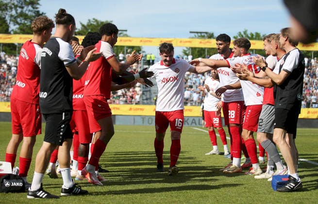 23.05.2026, xfsx, Herren, Fussball, Saison 2025 2026, BFV Verbandspokal, Finale: FC Wuerzburger Kickers - TSV 1860 Muenchen v.li.: Peter Kurzweg (FC Wuerzburger Kickers) wird in der Halbzeitpause verabschiedet Wuerzburg AKON ARENA Bayern Deutschland