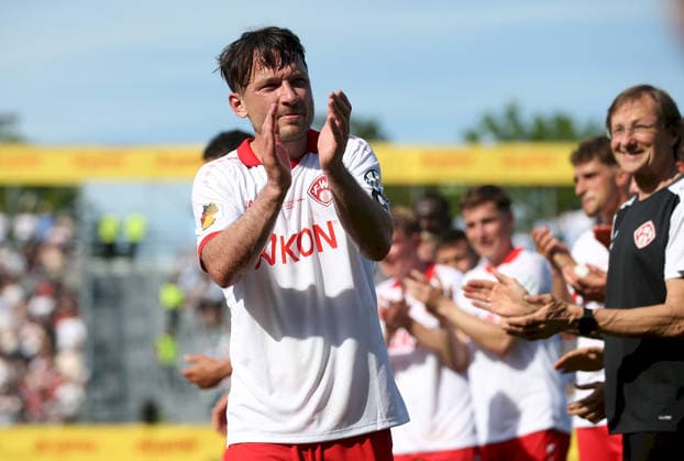23.05.2026, xfsx, Herren, Fussball, Saison 2025 2026, BFV Verbandspokal, Finale: FC Wuerzburger Kickers - TSV 1860 Muenchen v.li.: Peter Kurzweg (FC Wuerzburger Kickers) bedankt sich bei den Fans, bedanken, Dank Wuerzburg AKON ARENA Bayern Deutschland