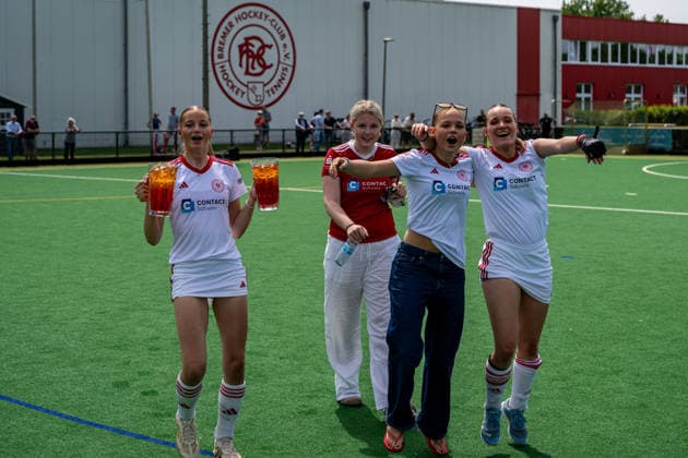 BHC 1. Damen - Club Raffelberg - Feldhockey, 2. Playdown Spiel, 1. Bundesliga, Frauen Bremen, Deutschland, 23.05.26: BHC 1. Damen - Club Raffelberg im Bremer Hockey-Club e.V. am 23.05.2026 in Bremen, Deutschland. (Foto von Axel Kaste) Sieg, Freude, Jubel, BHC Team spielt nächste Saison 1. Bundesliga Bremen Bremer Hockey-Club e.V. Freie Hansestadt Bremen Deutschland