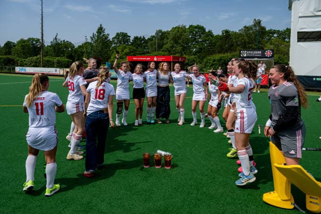 BHC 1. Damen - Club Raffelberg - Feldhockey, 2. Playdown Spiel, 1. Bundesliga, Frauen Bremen, Deutschland, 23.05.26: BHC 1. Damen - Club Raffelberg im Bremer Hockey-Club e.V. am 23.05.2026 in Bremen, Deutschland. (Foto von Axel Kaste) Sieg, Freude, Jubel, BHC Team spielt nächste Saison 1. Bundesliga Bremen Bremer Hockey-Club e.V. Freie Hansestadt Bremen Deutschland