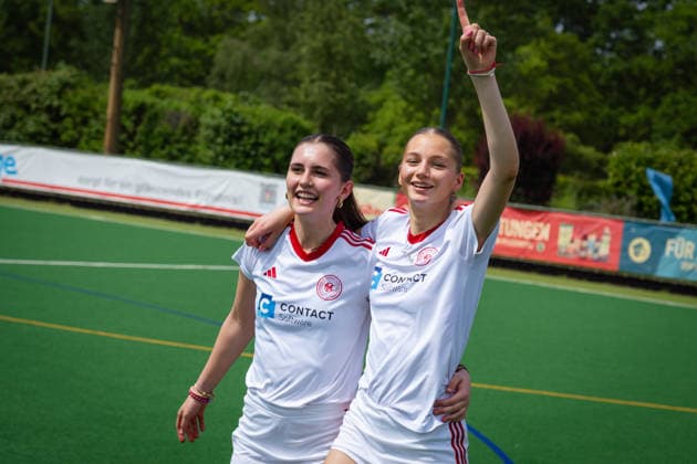 BHC 1. Damen - Club Raffelberg - Feldhockey, 2. Playdown Spiel, 1. Bundesliga, Frauen Bremen, Deutschland, 23.05.26: BHC 1. Damen - Club Raffelberg im Bremer Hockey-Club e.V. am 23.05.2026 in Bremen, Deutschland. (Foto von Axel Kaste) Sieg, Freude, Jubel, BHC Team spielt nächste Saison 1. Bundesliga Bremen Bremer Hockey-Club e.V. Freie Hansestadt Bremen Deutschland